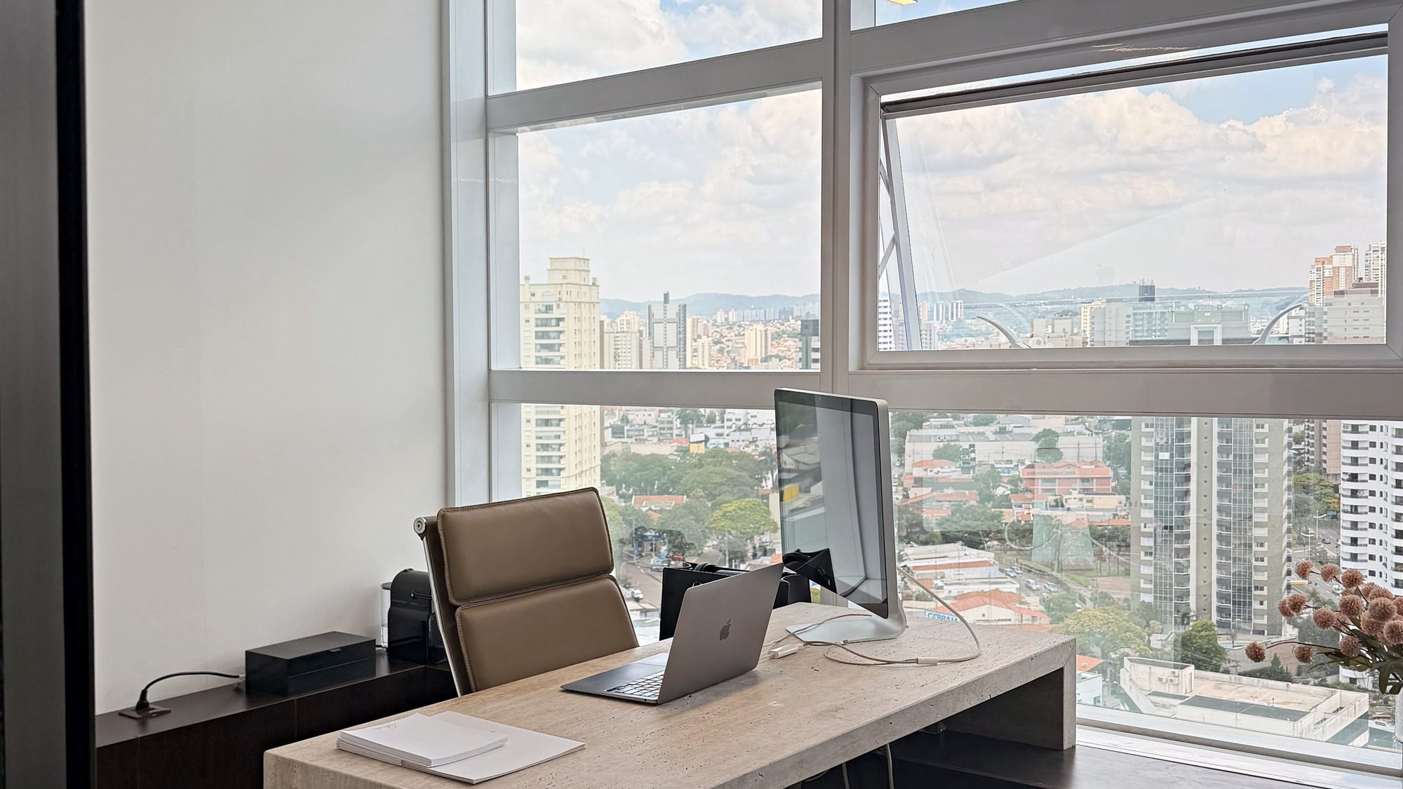 Sala do escritório Taffarello Advogados com vista para Jundiaí